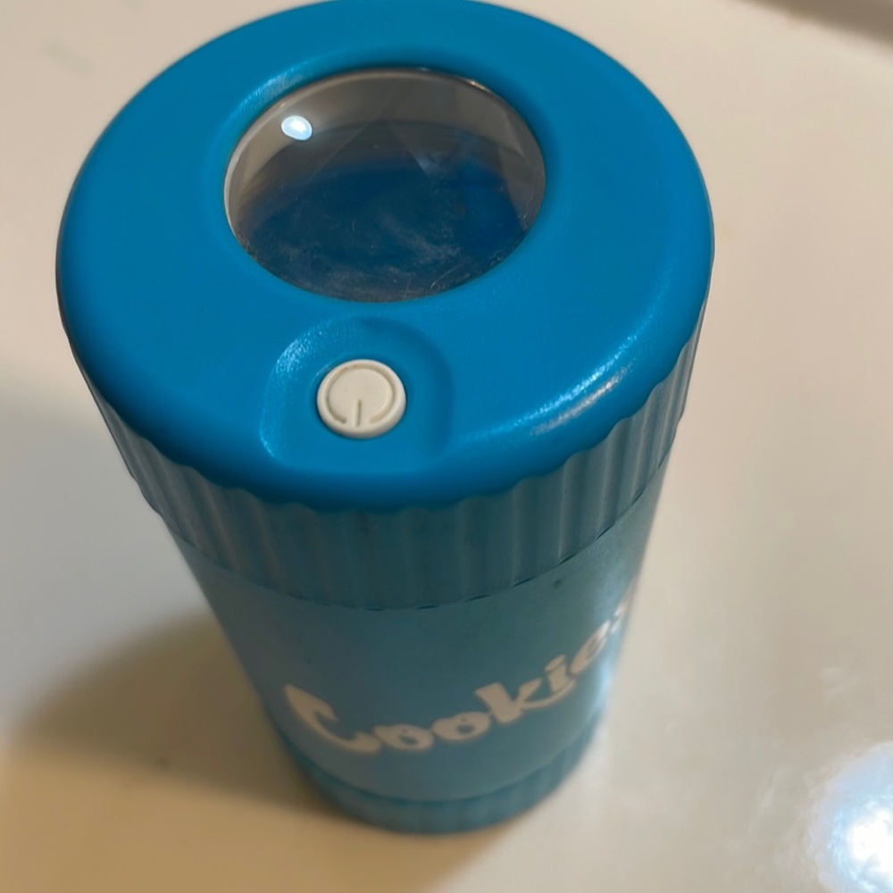 COOKIES MAGNIFYING JAR WITH GRINDER, AIRTIGHT STORAGE CONTAINER LED LIGHT (Blue)